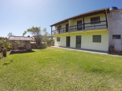 CASA TEMPORADA NA PRAIA DA FERRUGEM, GAROPABA.
