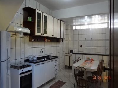 ALUGUEL TEMPORADA PARATY. CASA A 700 METROS...