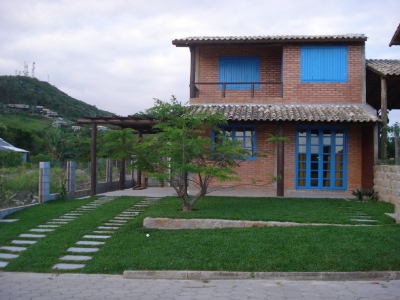 CASA NA PRAIA PARA ALUGAR GAROPABA. ESTILO...