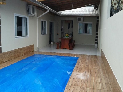 CASA TEMPORADA BOMBINHAS. LINDA CAS COM PISCINA.