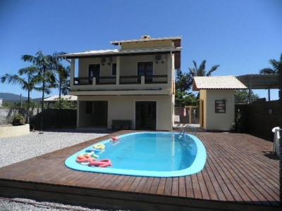 CASA PARA ALUGUEL POR TEMPORADA GAROPABA...